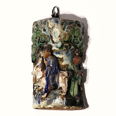 Porta fiori cinese da parete Cina, Fine del XIX secolo In procellana policroma a figure in 