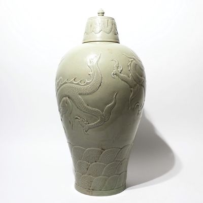 Grande vaso cinese con coperchio Cina, XX secolo In porcellana celadon decorata a rilievo con 