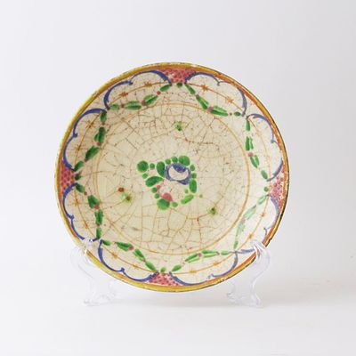 Piatto in maiolica Area Medio-Orientale, XIX secolo Decoro policromo su fondo craquelè di color 