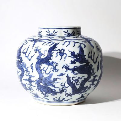 Giara cinese polilobata Cina, XX secolo In porcellana bianco-blu decorata a dragoni. Sul fondo 