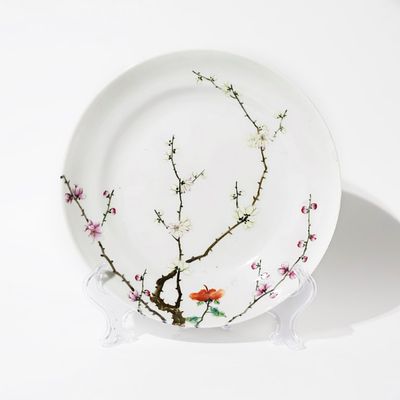 Piatto in porcellana cinese Cina, XX secolo A fondo bianco con raffinato decoro di rami 
