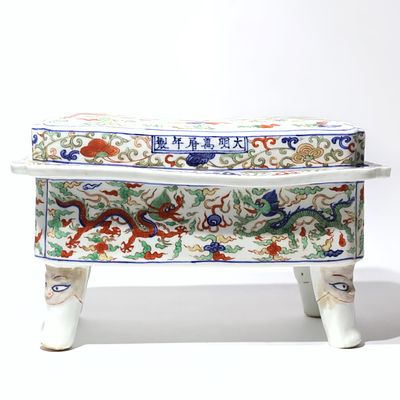 Grande incensiere cinese policromo Cina, XX secolo Di forma quadrangolare, poggiante su quattro 