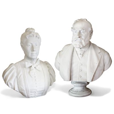 Romano Mignini, (Perugia 1856-1918), Coppia di busti in marmo bianco scolpito su basi circolari 