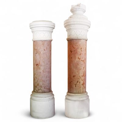 Coppia di colonne portabusto in marmo rosso di Verona Con basi e capitelli marmo bianco. 