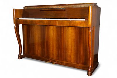 Pianoforte a muro, marca Caveau, Paris Inizi del XX secolo Cassa in noce, fronte decorato con 