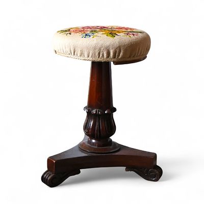 Panchetto da pianoforte in mogano intagliato Fine del XIX secolo Seduta ricoperta a piccolo 