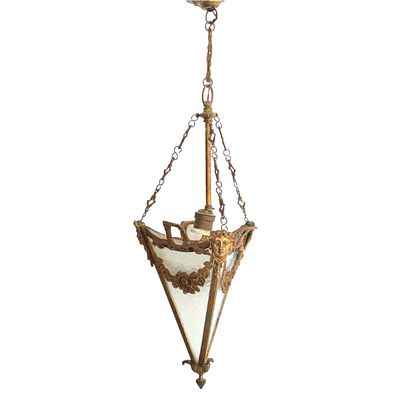 Lumiera a sospensione in metallo dorato e vetro, in stile Luigi XVI In forma di prisma decorata 