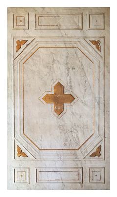 Piano in marmo bianco intagliato ed in parte dorato Fine del XIX secolo Decorato a motivi 