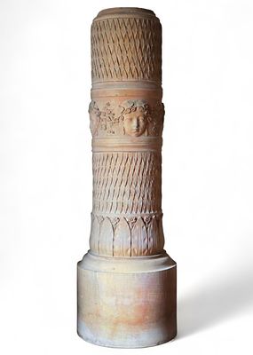 Colonna portavaso in terracotta Fine del XIX secolo Fusto decorato a treillage e fascia 