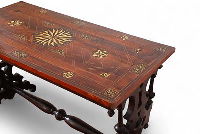 Importante piano di tavolo listrato in noce ed osso ed intarsiato a motivi geometrici Toscana 