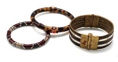 Lotto di 3 bracciali rigidi di bigiotteria in vari materiali. - Lotto di 3 bracciali rigidi di 