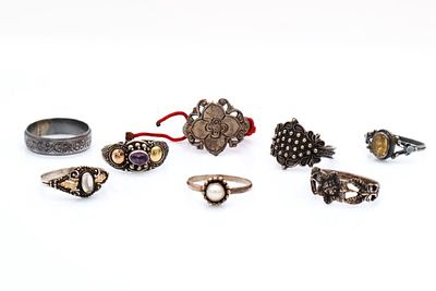 Lotto di otto anelli in metalli, gemme e manifatture varie - Lotto di otto anelli in metalli 
