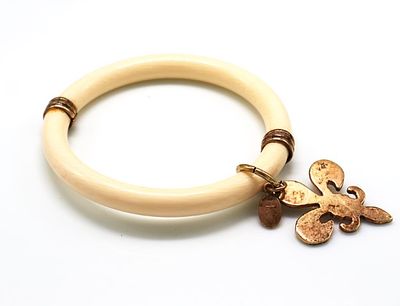 Bracciale in resina bianca - Bracciale in resina bianca Con ciondolo a forma di giglio in argento 925.