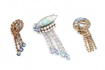 Tre spille vintage - Tre spille vintage Base in metallo dorato e argentato, strass multicolor.