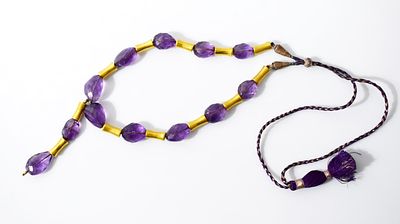 Collana in oro e ametiste - Collana in oro e ametiste India, XX secolo Dodici ametiste taglio 