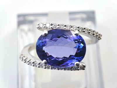 Anello in oro bianco 18 kt con tanzanite - Anello in oro bianco 18 kt con tanzanite Tanzanite di 