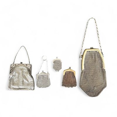 Due borsette da sera e tre portamonete Prima met&agrave; del XX secolo in metallo... - Due borsette da 