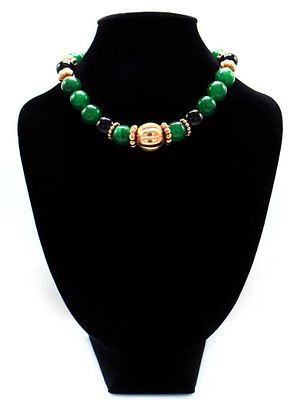 Collana, VantoCon sfere in agata tinta sulle tonalit&agrave; del verde.Trattasi di un capo usato 