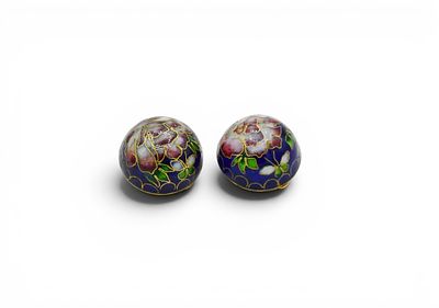 Orecchini a cupola cinesianni 60'a smalto cloisonn&eacute; con clip e disegno floreale.Condizioni 