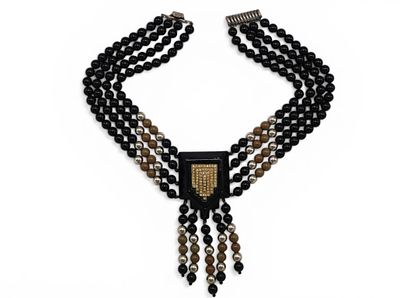 Collana Vintagein stile Art D&eacute;cocomposta da quattro fili di perle nere che si uniscono in 