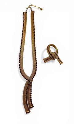 Demi parure vintagecomposta da collana e spilla. La collana &egrave; un modello a sciarpa realizzato 