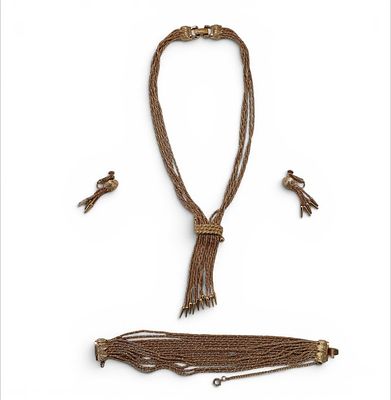Parure Vend&ocirc;mecomposta da collana, bracciale e orecchini. Il set &egrave; caratterizzato da una 