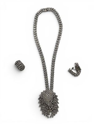 Parure in stile Art D&egrave;cocomposta da collana, spilla e orecchini. La collana ha una doppia fila 