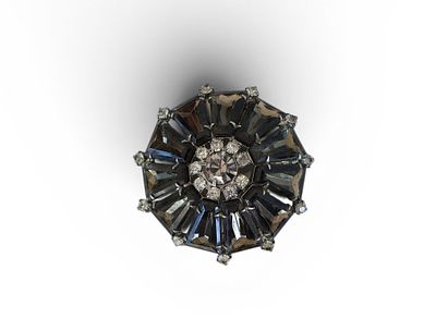 Spilla vintagea raggiera in metallo argentato, con strass di colore grigioe antracite dai tagli 