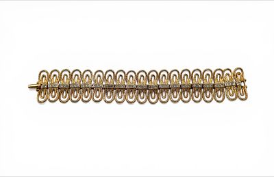 Bracciale in metallo doratoa maglie larghe con motivo a doppio occhiello ripetuto e unapiccola 