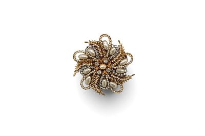 Spilla Miriam Haskellmodello a raggiera o fiore in metallo dorato impreziositedi micro perle a 