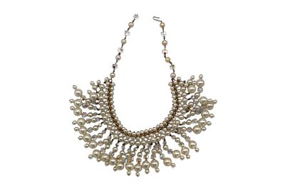 Collana anni '50modello a bavaglio con frange di finte perle e cristalli.Montatura a catena in 