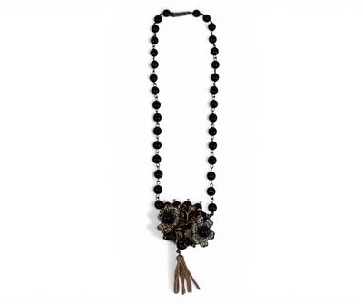 Collana vintagein metallo dorato, con sfere in vetro nere. Il pendente &egrave; un grande ciondolo 