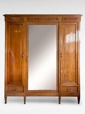 Armadio in legno impiallacciato di rovere
met&agrave; del XX secolo
manifattura italiana, a tre ante 