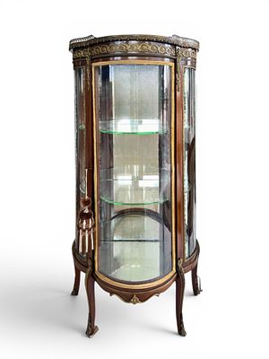 Vetrina in stile Luigi XVI in mogano con bronzi dorati
cm 62x37x132
Segni di usura