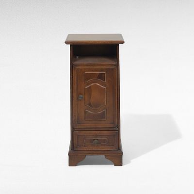 Comodino a colonna in noce
XX secolo
ad un cassetto ed uno sportello sul fronte sormontati da 