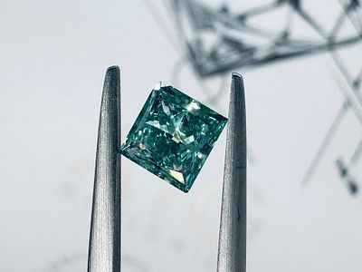 DIAMANTE NATURAL POLISHED 0,8 FANCY VERDE VIVIDO - CERTIFICATO GEMMOLOGICO* -SI1 - AIG - C30610-2. 