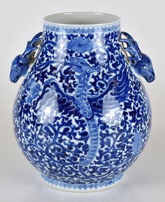 Cina vaso in porcellana bianca e blu con anse a guisa di cervo cm.x h. 23,5