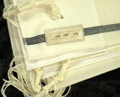 בגדי קודש הם: טלית קטן מהודרת אשר בתוכה שזורים חוטי זהב מבגדו של הבעש"ט הק' זי"ע. 
שלושה חוטים 