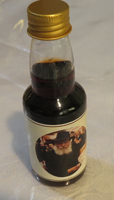 בקבוק קטן עם יין מ"כוס של ברכה" של הרבי מחב"ד. 
בקבוק יין קטן מפלסטיק, מעורב עם יין שהתקבל 