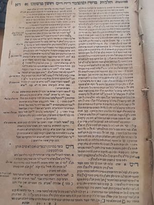 שנות הש' - סמ"ע דפוס ראשון, פראג שע"ד. ספר יסוד חשוב מאוד ונדיר במהדורתו הראשונה!!! 
עותק 