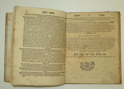 שני ספרים נדירים עם שרטוטים ואיורים ספר צורת בית המקדש לבעל התוי"ט תע"ד. 
וספר תכונת השמים 