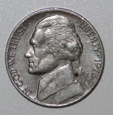 מטבע בערך 5 סנט מידיו הקדושות של הרבי מחב"ד. 
מטבע בערך נקוב של 5 סנט ארה"ב שניתן מידיו 