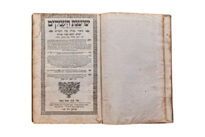שושנת העמקים אופיבאך תע"ז - אלשיך על חמש מגילות 
ביאור מגלת שיר השירים [עם הפנים]; עיני משה 