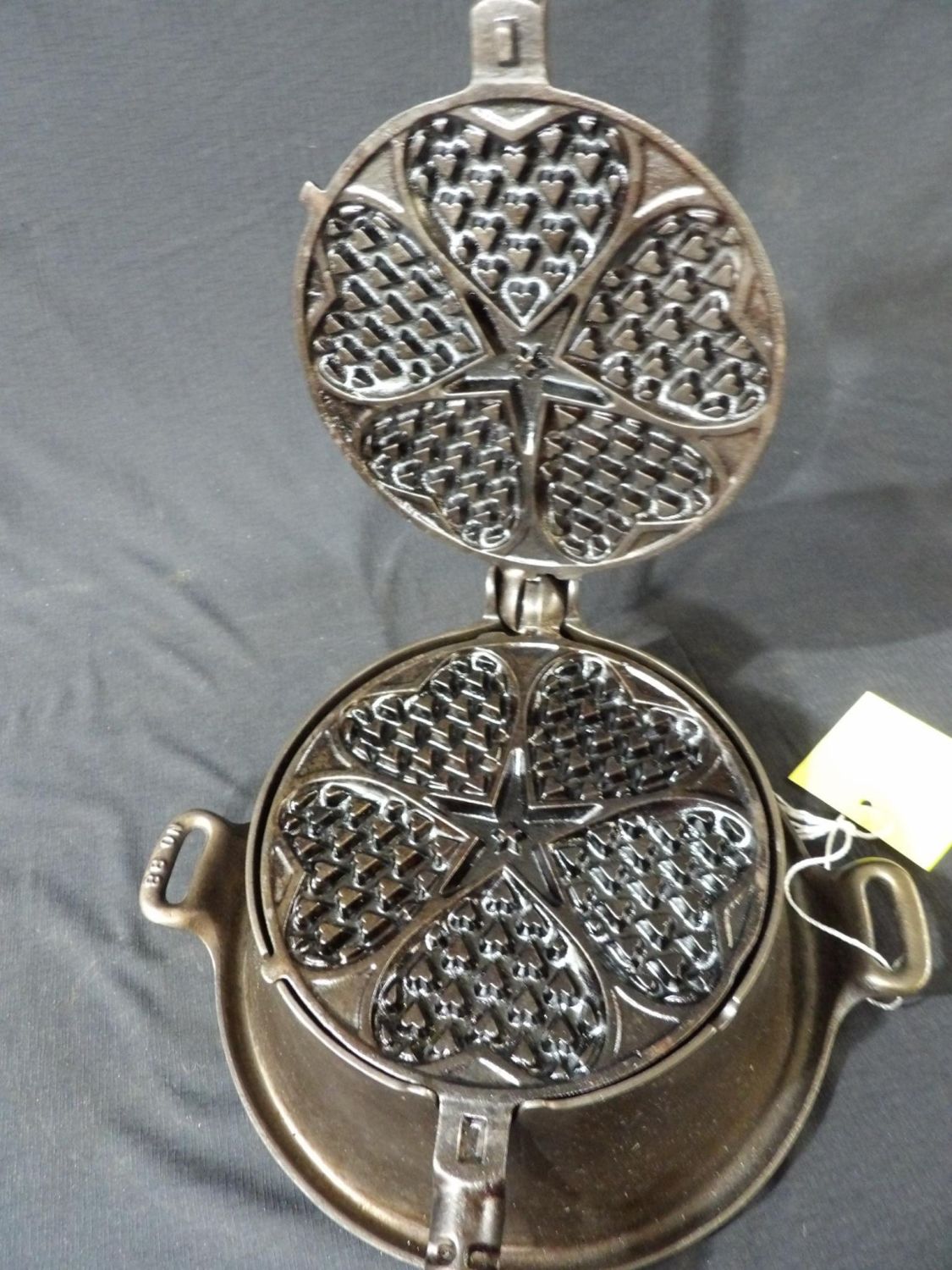 Lot 230 Outstanding Griswold 18 Heart & Star waffle iron Atlee