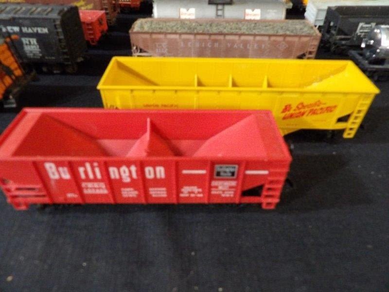 Lot 353 LOADED LOT OF 20 HO SCALE GONDOLA CARS, CABOOSE CARS, HOPPERS, BOX CARS, TANKERS AND