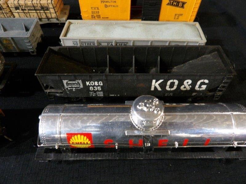 Lot 353 LOADED LOT OF 20 HO SCALE GONDOLA CARS, CABOOSE CARS, HOPPERS, BOX CARS, TANKERS AND
