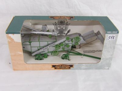 JD THRESHER MACHINE. 1-28 SCALE