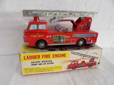 VINTAGE TIN LADDER FIRE TRUCK. BATTERY OPERATED (MINT) 12 IN LONG