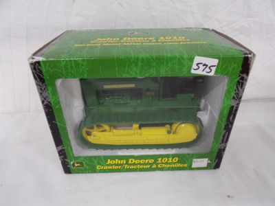 JD 1010 CRAWLER. 1-16 SCALE W BOX