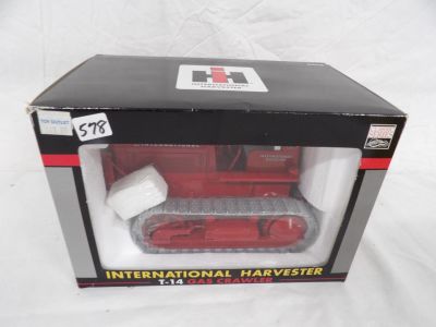 IH HARVESTER T 14 GAS CRAWLER. 1-16 SCALE W BOX